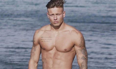 Love Islands Alex Bowen Caught In Naked Photo Leak As Fans。